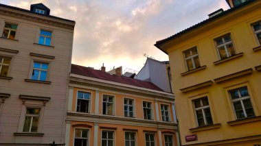 Prag, Çek Cumhuriyeti - 20 Ağustos 2021: Prag 'ın şehir merkezindeki eski belediye evleri.