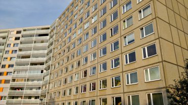 Prag, Çek Cumhuriyeti - 13 Ağustos 2021: Tipik komünist tarzı apartman blokları, sol tarafı yeniden inşa ediliyor ve Prag 'ın yerleşim alanlarından birinde balkon bulunuyor.
