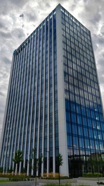 Prag, Çek Cumhuriyeti - 7 Ağustos 2021: Bulutlu havada cam ve çelikten yapılmış yüksek katlı ofis binası.