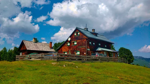 Grobming Österrike Augusti 2021 Trä Fjällstuga Stående Toppen Kullen Vackert — Stockfoto