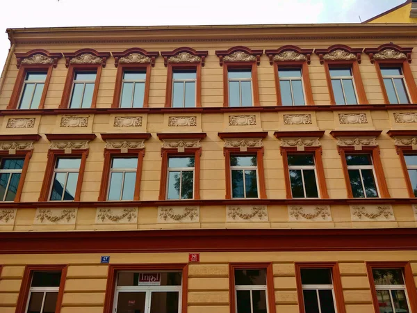 Prag Çek Cumhuriyeti Gökyüzünü Yansıtan Pencereli Eski Tarz Yeniden Inşa — Stok fotoğraf