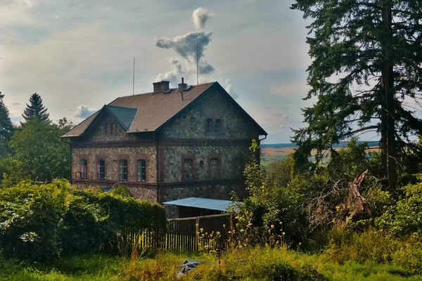 Stechovice República Checa Hermosa Casa Piedra Medio Del Bosque Cubierto — Foto de Stock