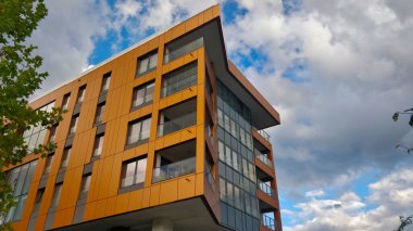 Gdansk, Polonya - 26 Ağustos 2021: Gdansk şehir merkezine yakın, büyük dahili balkonlu modern tarzda pahalı apartman binası.