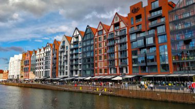 Gdansk, Polonya - 26 Ağustos 2021: Gdanks rıhtımında hem ticari hem de konut evleri geleneksel Hanseatik evleri şeklinde yeni inşa edilmiş binalar.