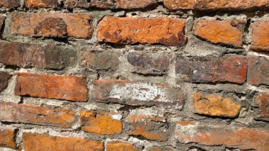 Gdansk şehir merkezindeki evlerden birinin eski tuğla duvarının ayrıntıları. Yapı, yerel evler için çok tipik..