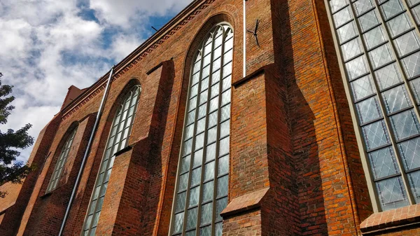 Kyrkans Huvudskepp Gdansk Med Höga Glasfönster Och Tegelvägg Sett Utifrån — Stockfoto