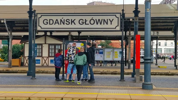 Гданськ Польща Серпня 2021 Група Людей Стоїть Під Знаком Гданський — стокове фото
