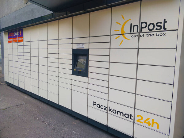Варшава, Польша - 29 августа 2021 года: Почтовый ящик для самостоятельной доставки шкафа, стоящий у панельного здания.