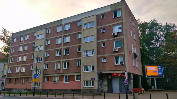 Warszawa Polen Augusti 2021 Gamla Kommunistiska Stil Lägenhetsbyggnad Sett Gatan — Stockfoto