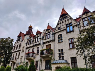 Sopot, Polonya - 27 Ağustos 2021: Bulutlu havalarda Polonya 'nın Sopot kentindeki eski tarz villa.