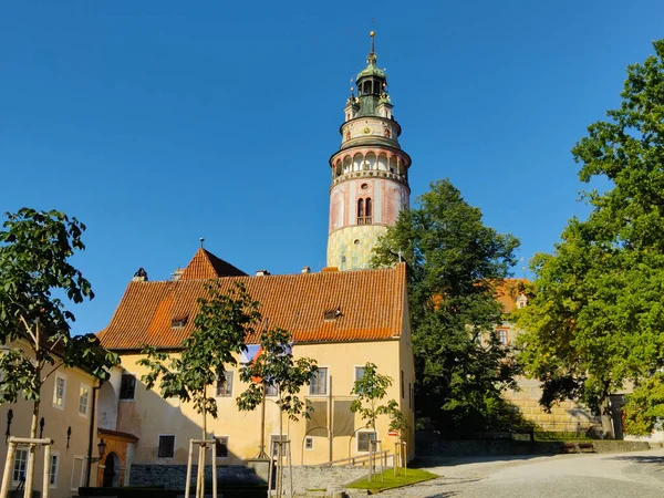 Cesky Krumlov, Çek Cumhuriyeti - 4 Eylül 2021: Güzel yaz gününde Rönesans tarzı kulesi olan Cesky Krumlov şatosunun ana avlusu.