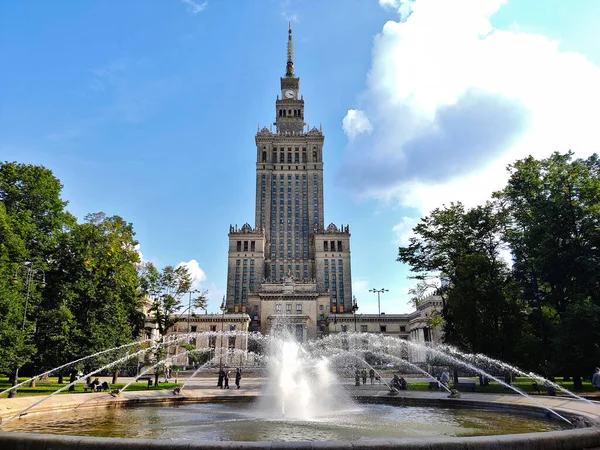 Varsovia Polonia Agosto 2021 Palacio Cultura Ciencia Con Fuente Agua —  Fotos de Stock