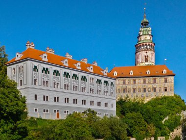 Cesky Krumlov, Çek Cumhuriyeti - 4 Eylül 2021: Rönesans tarzı ikonik kulesi ile güzel bir yaz günü yeniden inşa edilen Krumlov kalesi.