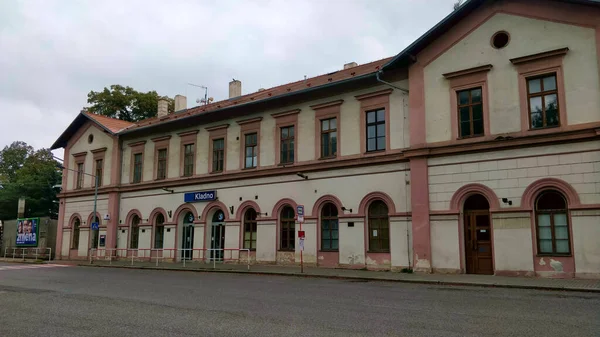2021年9月19日 捷克共和国克拉第诺 多云天气下重建的带有米色立面的旧火车站大楼 — 图库照片
