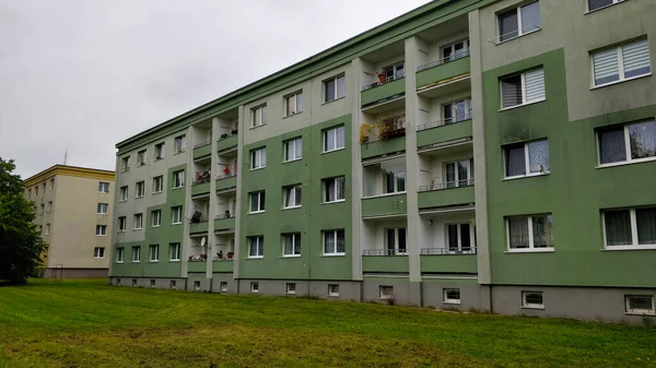 Kladno República Checa Septiembre 2021 Edificio Verde Cuatro Pisos Con —  Fotos de Stock