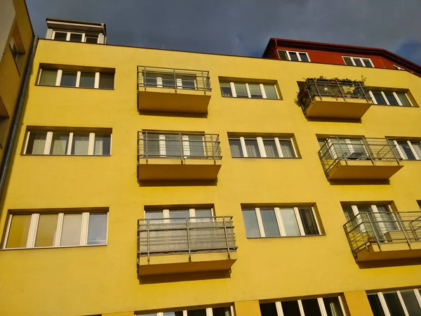Prag, Çek Cumhuriyeti - 1 Eylül 2021: Prag 'ın Dejvice ilçesinde balkonlu sarı apartman.