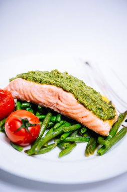 Pesto ile pişmiş somon