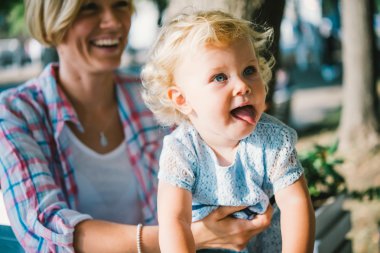 Anne ve kız açık havada yürüyüş sırasında
