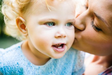 Anne ve kız açık havada yürüyüş sırasında