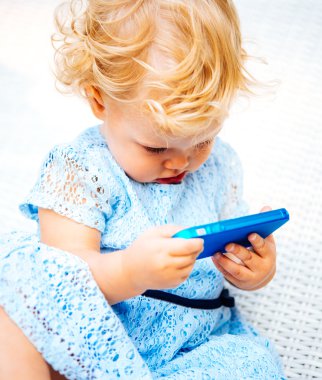 Şirin sarışın bebek kız