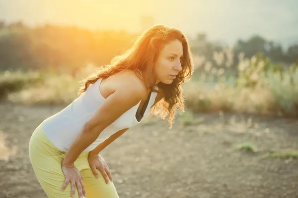 Jeune femme pratiquant le sport — Photo