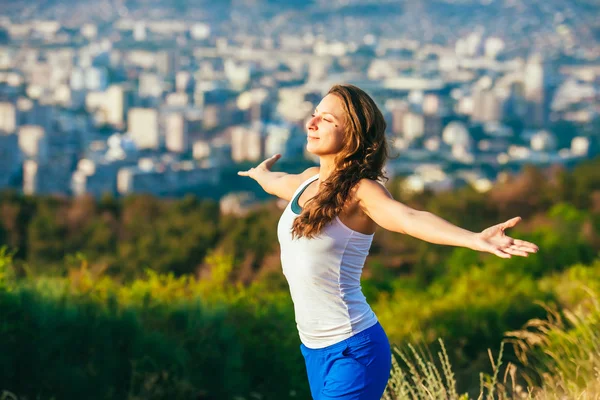 Mujer joven practicando yoga — Foto de Stock