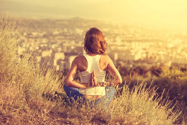 Jonge vrouw die yoga beoefent — Stockfoto