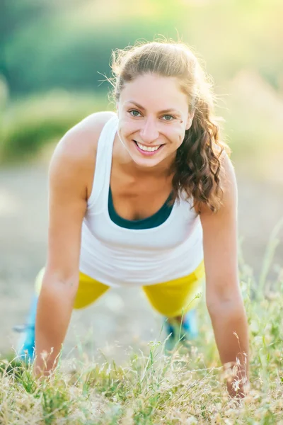 Mujer joven practicando deporte — Foto de Stock