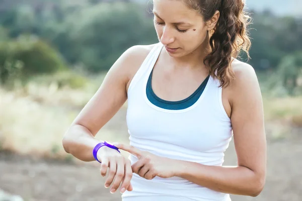 Mujer joven practicando deporte — Foto de Stock