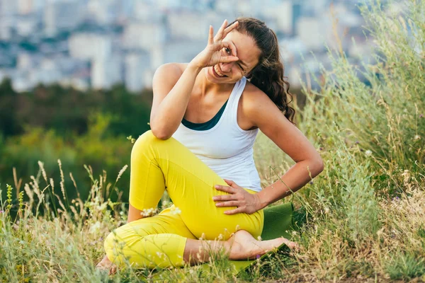 Femeie tânără care practică yoga — Fotografie, imagine de stoc