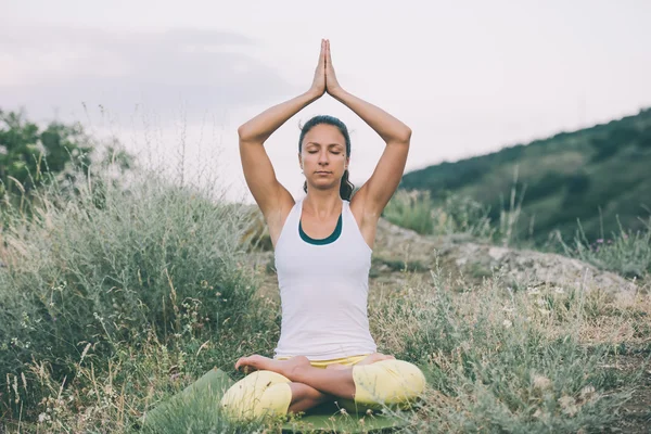 Mujer joven practicando yoga — Foto de Stock