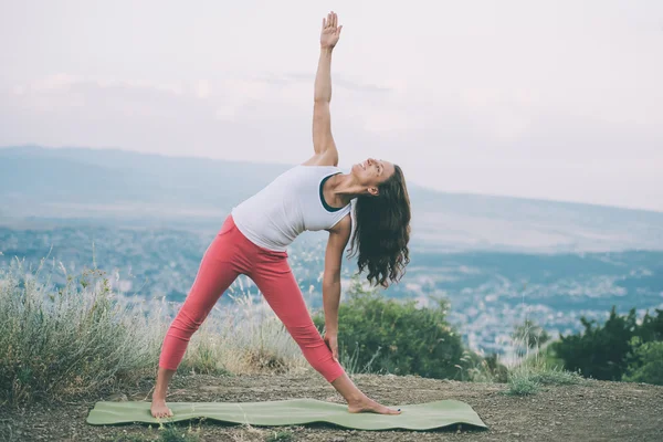 Femeie tânără care practică yoga — Fotografie, imagine de stoc