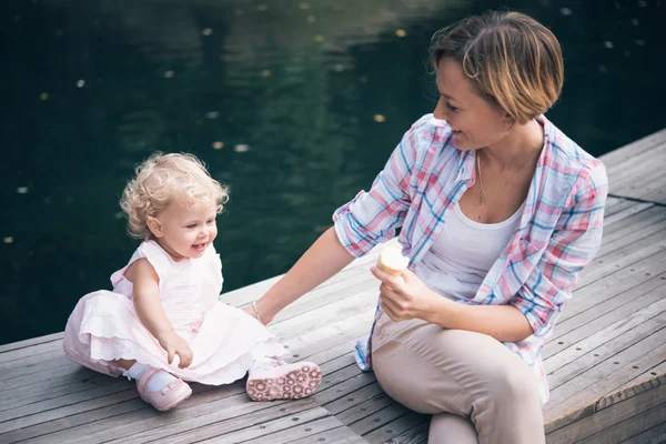 Moeder en dochter tijdens een wandeling buiten — Stockfoto