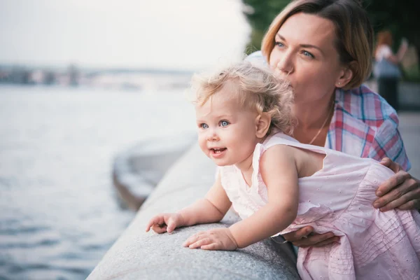 Madre e hija durante un paseo al aire libre — Foto de Stock