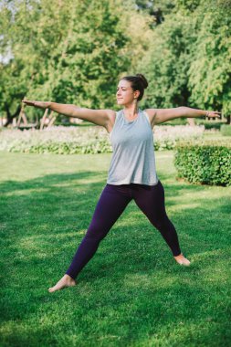 Yoga Çalışan Genç Kadın