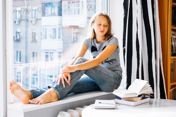 Portrait of a teenage girl — Stock Photo, Image