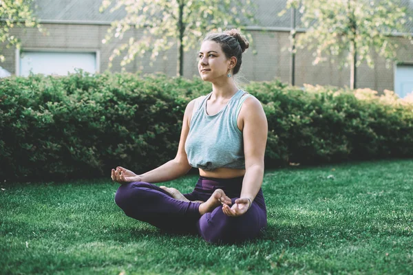 Meditación de yoga en pose de loto en parque — Foto de Stock