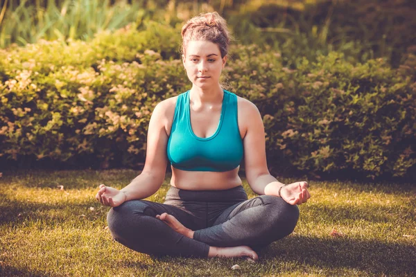 Jovem mulher praticando Yoga — Fotografia de Stock