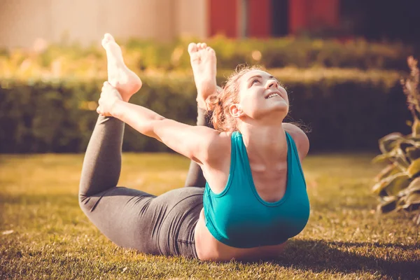 Mujer joven practicando yoga — Foto de Stock