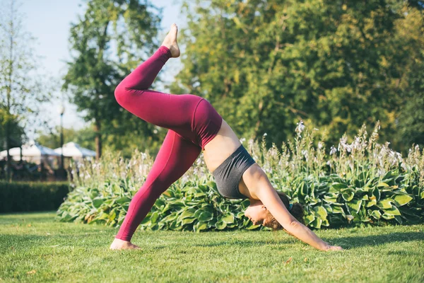 Mujer joven practicando yoga — Foto de Stock