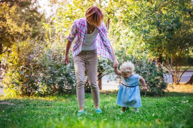 Anne ve kız açık havada yürüyüş sırasında