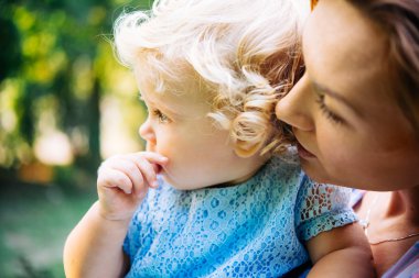 Anne ve kız açık havada yürüyüş sırasında