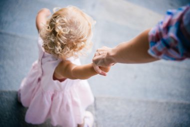 Anne ve kız açık havada yürüyüş sırasında