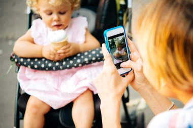Anne ve kız açık havada yürüyüş sırasında