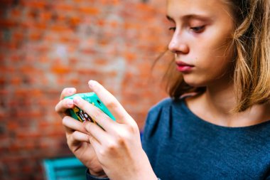 hüzünlü bir genç kız portresi