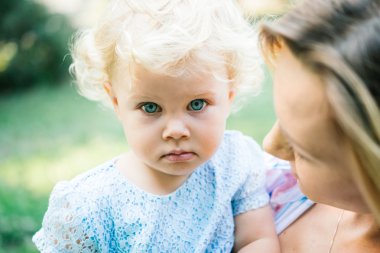 Anne ve kız açık havada yürüyüş sırasında