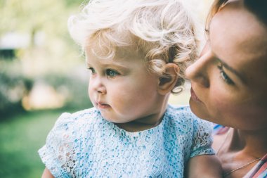 Anne ve kız açık havada yürüyüş sırasında