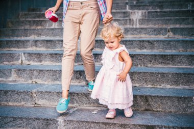 Anne ve kız açık havada yürüyüş sırasında