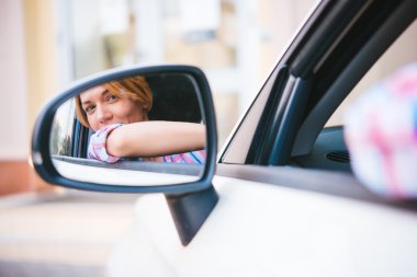 Arabayı süren genç kadın.