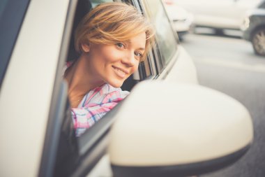 Arabayı süren genç kadın.